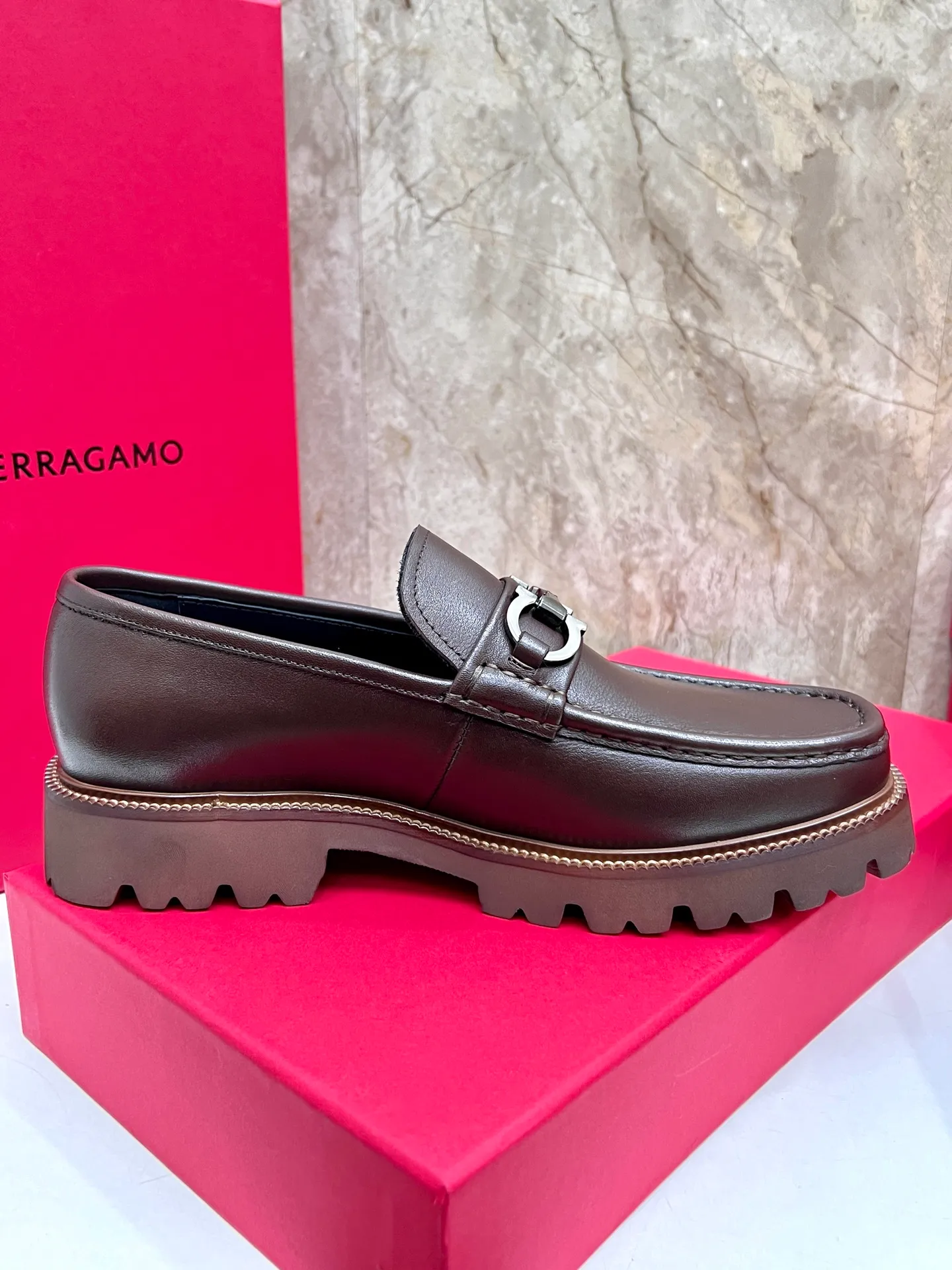 Original quality P580 Brand: Ferragamo Standard size: Men's size 38/44 (45.46 can be customized) Grade: Same style as the official website High-quality men's shoes Material: Customized first-layer calfskin with water-dyed cowhide lining Cowhide tiptoe Original non-slip and wear-resistant rubber outsole Style category: Men's formal business leather shoes are young and fashionable European and American trends British style Casual matching and comfortable feet Color: actual picture